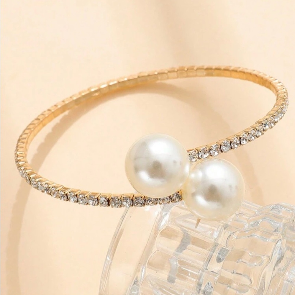 Elegant Silver Pearl Bracelet - Picture 3 of 4